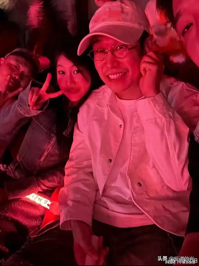 张艺谋坐镇张艺兴演唱会现场观众称舞美规模似奥运会鸟巢座无缺席（组图） - 8