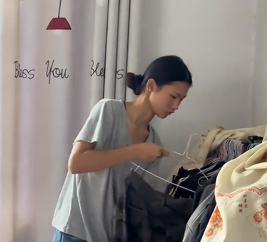 垃圾堆走出的超模!19岁女孩身高181cm,帮男友父亲捡破烂被挖掘(组图) - 13
