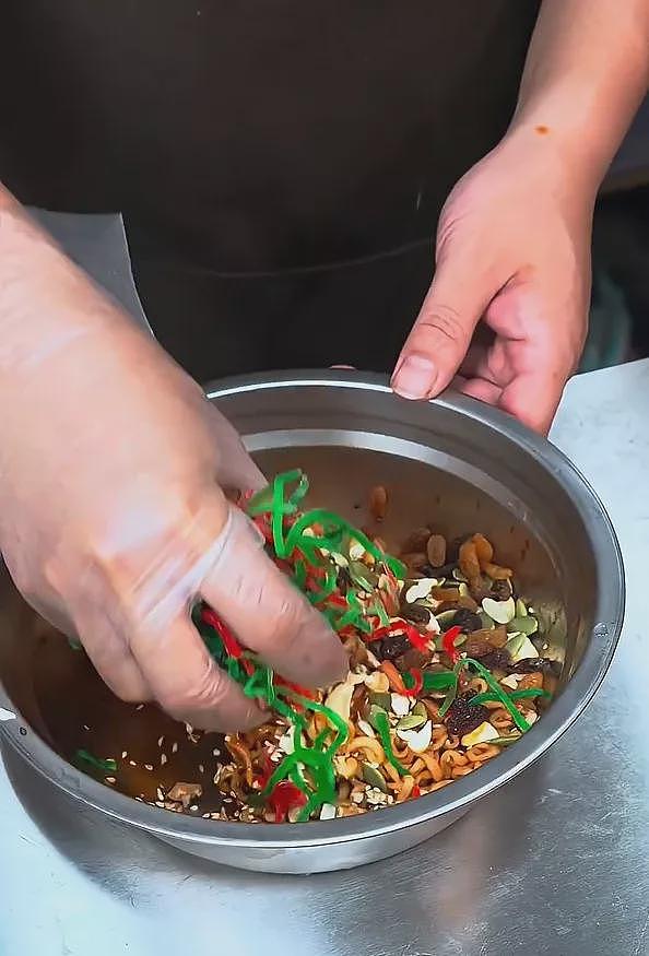 “方便面月饼”震惊网友： 感动到眼泪从嘴角流下（视频/组图） - 7