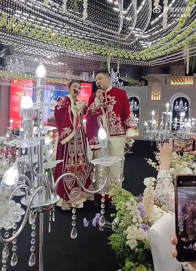 恭喜！知名女星在东北结婚，现场曝光，与丈夫欢唱凤凰传奇歌曲（组图） - 4