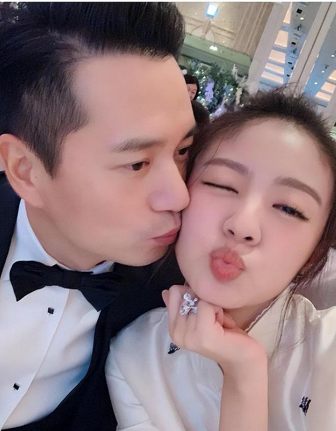 44岁安以轩带儿女聚餐,老公被抓3年后,她满脸皱纹老到认不出(组图) - 8