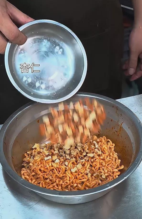 “方便面月饼”震惊网友： 感动到眼泪从嘴角流下（视频/组图） - 5