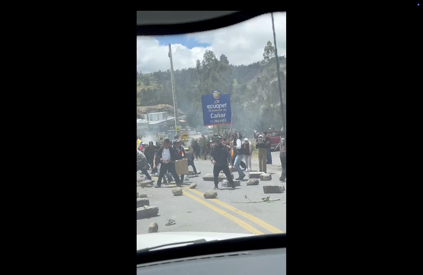 厄瓜多尔总统专车遇袭，警拘5人，约500人围车掷石及疑开枪（视频/组图） - 4