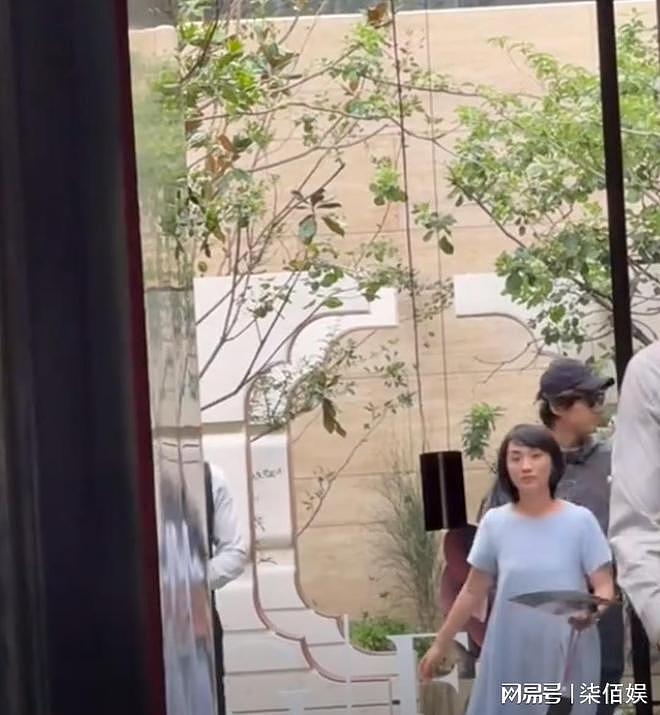 43岁胡歌和老婆上海看房，黄曦宁素颜但很自信，穿的像个孕妇（组图） - 1