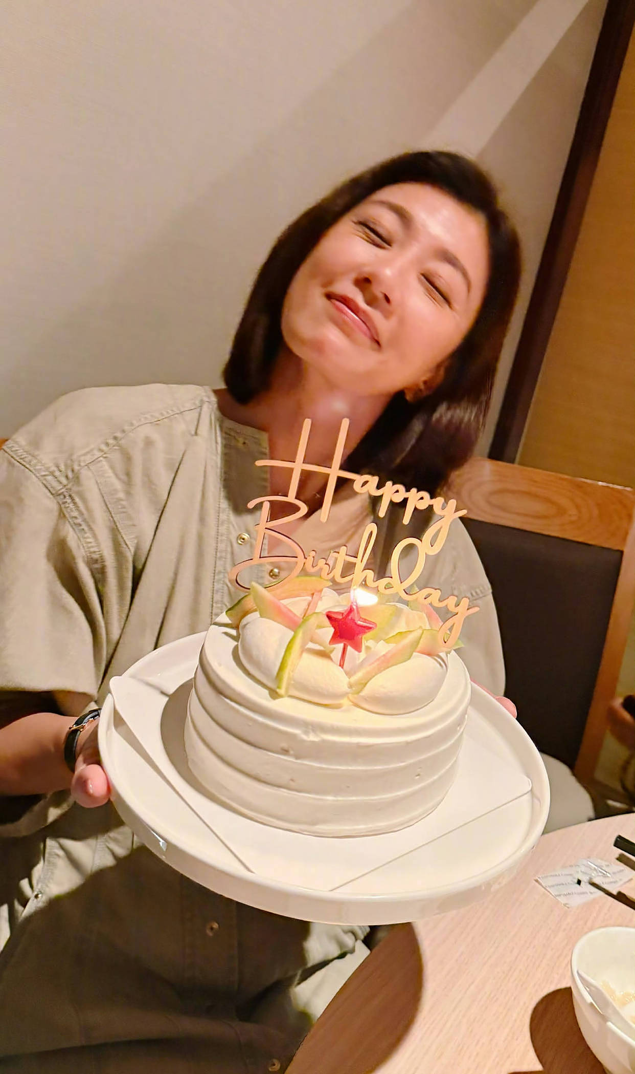 贾静雯迎51岁生日,一家五口合体庆生幸福满溢,梧桐妹戴唇钉露面(组图) - 4
