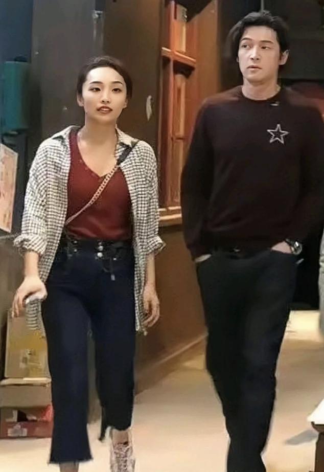 胡歌上海买房被偶遇,头顶秃了一大片,老婆黄曦宁陪同(组图) - 11