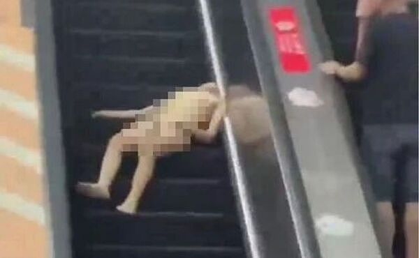 澳门裸女横躺手扶梯！网见内衣裤散落一地吓喊：被台风吹走吗（组图） - 4