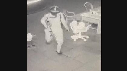 枪手闯门行刑式枪杀酿3死，竟称“为完成游戏任务“（组图） - 1