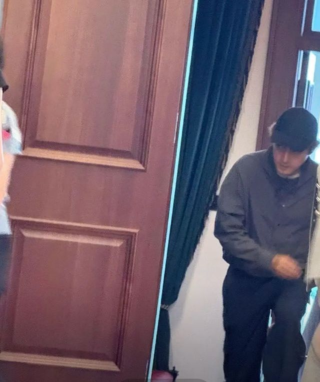 43岁胡歌和老婆上海看房，黄曦宁素颜但很自信，穿的像个孕妇（组图） - 5