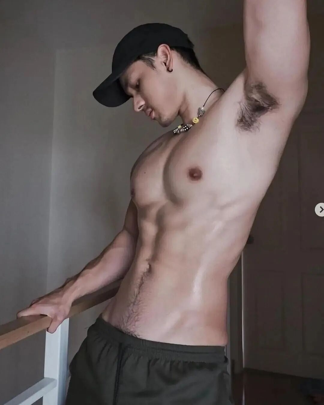 【帅哥】肌肉小哥穿泳裤秀腋毛,浑身散发浓郁荷尔蒙(组图) - 8