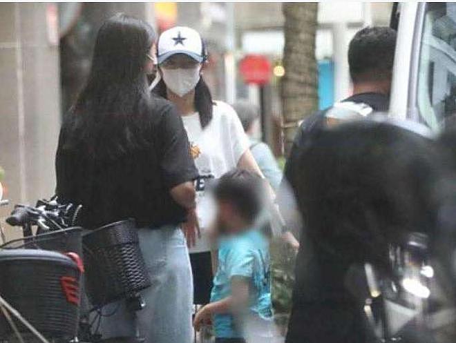 44岁安以轩带儿女聚餐,老公被抓3年后,她满脸皱纹老到认不出(组图) - 16