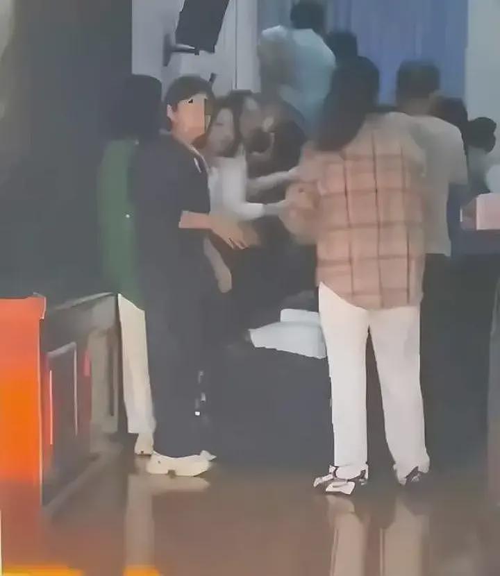 家长跪成一排被学生踩踏，校方致歉就够了吗（组图） - 2