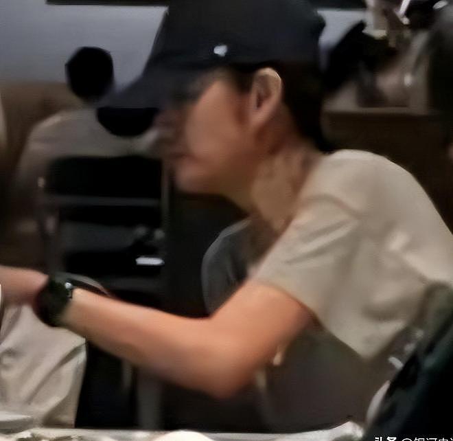 44岁安以轩带儿女聚餐,老公被抓3年后,她满脸皱纹老到认不出(组图) - 6