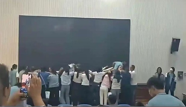 家长跪一排给学生踩!河南高中搞愧疚教育引爆热议,官媒怒批:罪恶感式情绪勒索(视频/组图) - 1