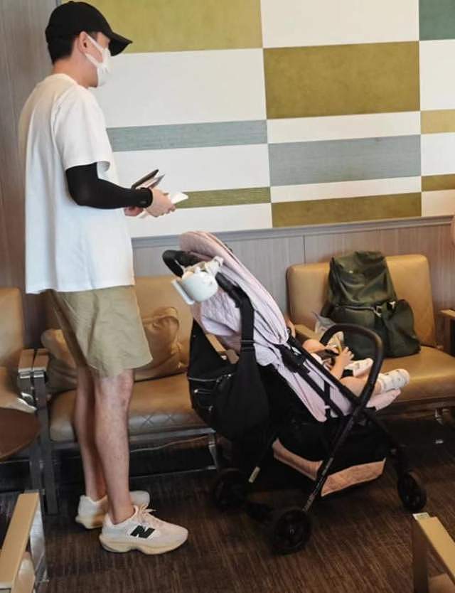 43岁胡歌和老婆上海看房，黄曦宁素颜但很自信，穿的像个孕妇（组图） - 7