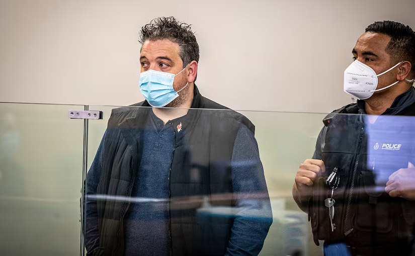 奥克兰公交司机打死乘客认罪！新西兰上千沿海房屋面临毁坏风险，前房产中介故意隐瞒收入被判追加监禁（组图） - 7