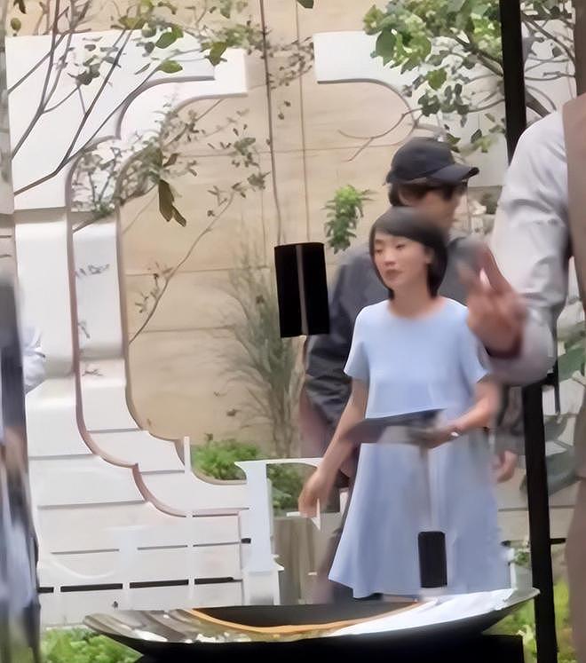胡歌上海买房被偶遇,头顶秃了一大片,老婆黄曦宁陪同(组图) - 2