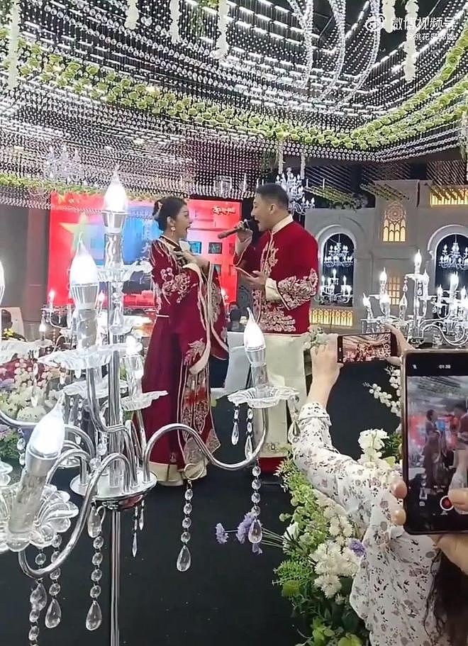 恭喜！知名女星在东北结婚，现场曝光，与丈夫欢唱凤凰传奇歌曲（组图） - 5