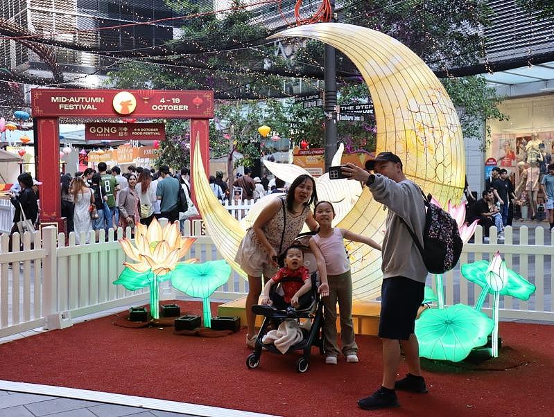 全球都知道中国放假了：欧澳多景点被中国游客承包（组图） - 1