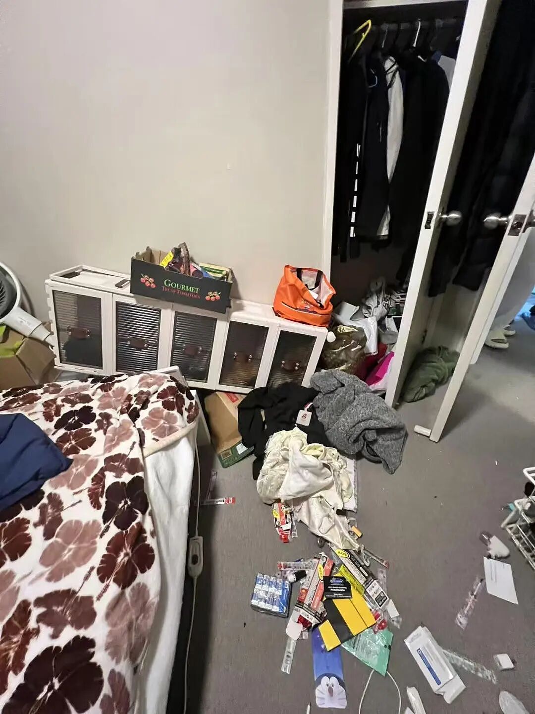 “不给钱就杀你”！华人凌晨被“持刀歹徒”摇醒，锁喉、殴打！抢走若干现金，房子“洗劫一空”（组图） - 1