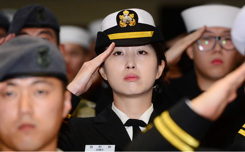 放弃美籍去当兵,“废柴太子”要洗白?(组图) - 4