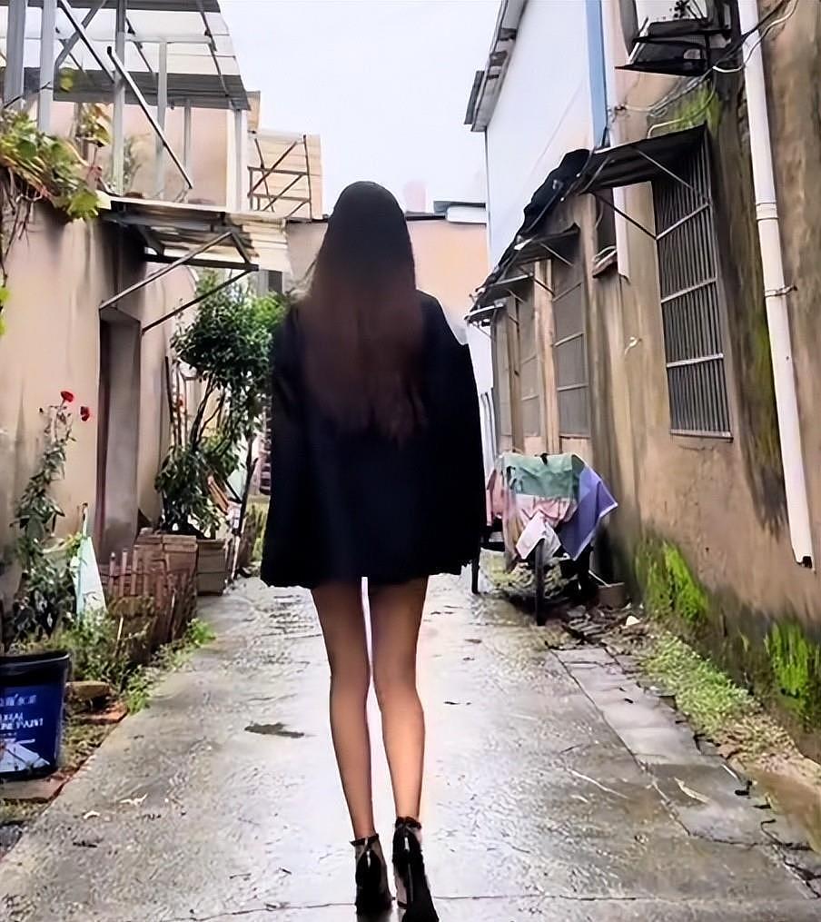 垃圾堆走出的超模!19岁女孩身高181cm,帮男友父亲捡破烂被挖掘(组图) - 1