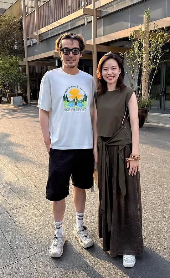 胡歌上海买房被偶遇,头顶秃了一大片,老婆黄曦宁陪同(组图) - 8