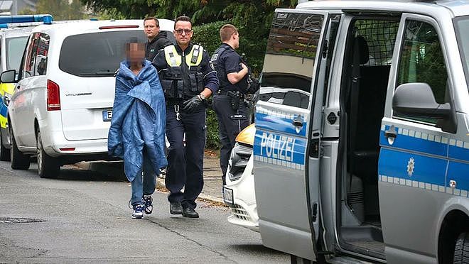 德国当选女市长在家中连遭13刀伤势严重,15岁养子被戴上手铐(组图) - 4