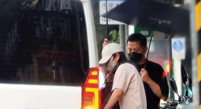 44岁安以轩带儿女聚餐,老公被抓3年后,她满脸皱纹老到认不出(组图) - 14