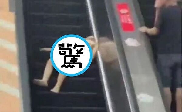 澳门裸女横躺手扶梯！网见内衣裤散落一地吓喊：被台风吹走吗（组图） - 1