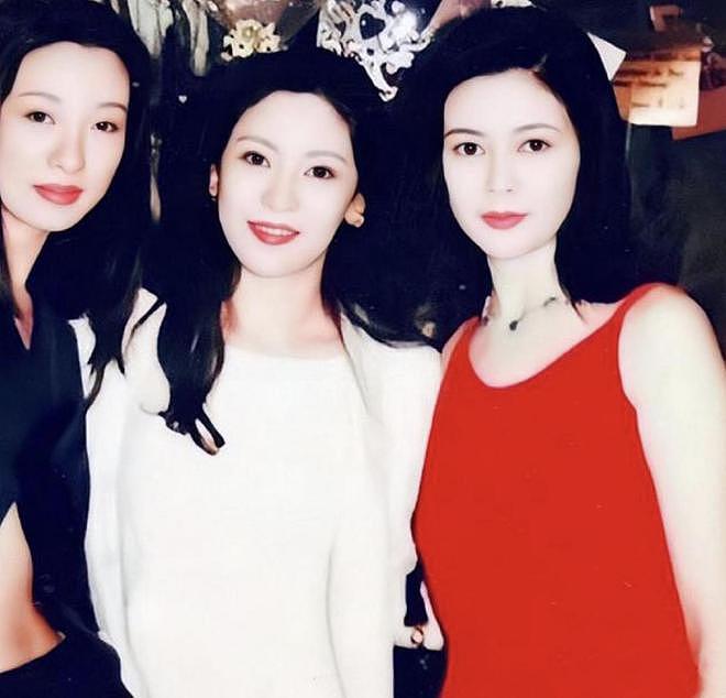 68岁向太自曝原生家庭：母亲嗜赌重男轻女，父亲跪着求她去做舞女（组图） - 14