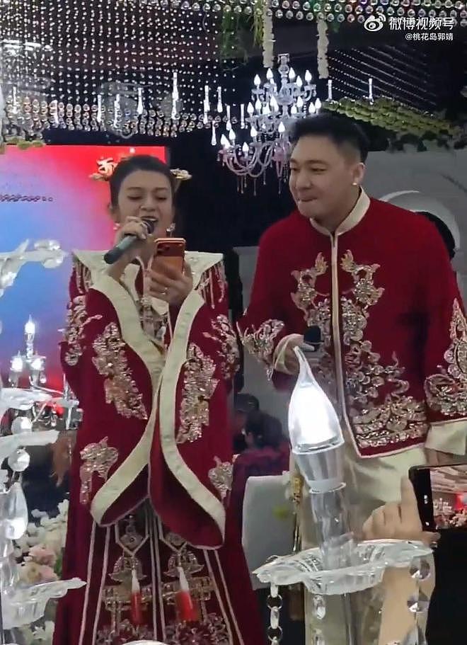 恭喜！知名女星在东北结婚，现场曝光，与丈夫欢唱凤凰传奇歌曲（组图） - 3