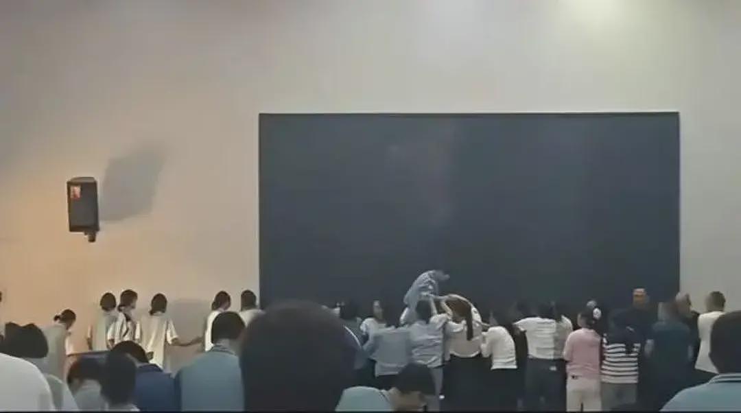 家长跪成一排被学生踩踏，校方致歉就够了吗（组图） - 1