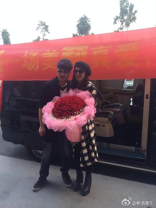 恭喜！知名女星在东北结婚，现场曝光，与丈夫欢唱凤凰传奇歌曲（组图） - 9