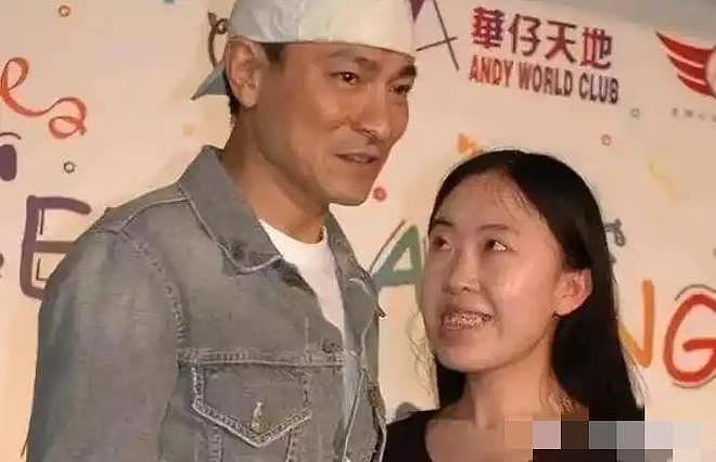 王嘉尔泰国活动被女子捏脸,女子自曝是王嘉尔女友,已恋爱3年(组图) - 7