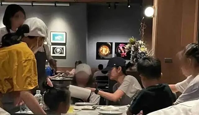 44岁安以轩素颜照片曝光，生图老到不敢认，独自带娃的她很憔悴（组图） - 4