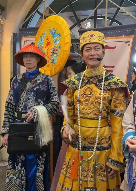 多地景区现香港老牌明星“再就业”：“鸠摩智”玩快闪，江华黎耀祥再扮经典角色（组图） - 3