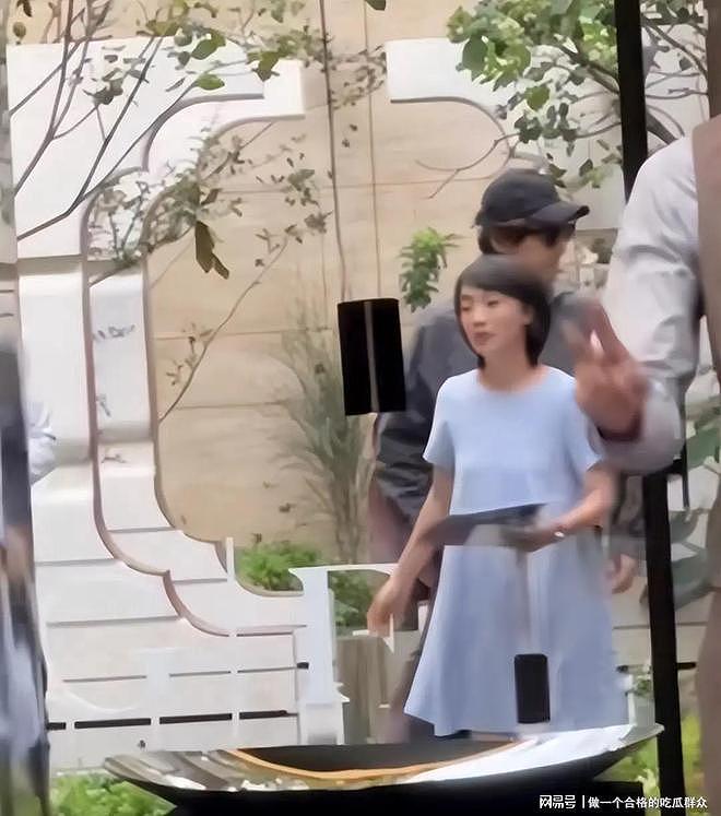 胡歌上海买房被偶遇，头顶秃了一大片，妻子黄曦宁陪同，长相普通（组图） - 3