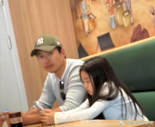 高云翔陪小酒窝逛文具店，网友：不是好丈夫，但是好爸爸（组图） - 4