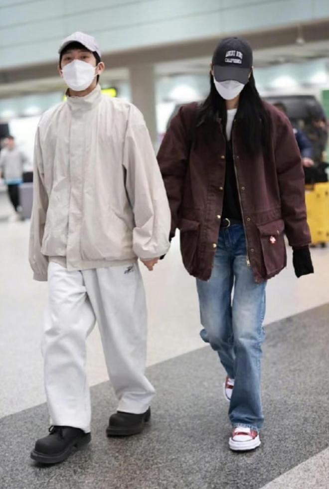井柏然刘雯法国机场被偶遇,两人形影不离超甜,井柏然白到发光(组图) - 8