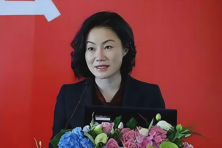 年薪849万,年终奖1000万,中国“最贵董秘”朱旭,49岁依然单身(组图) - 6