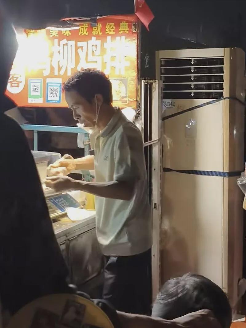 “鸡排哥”成立工作室,露天摊位安装专属空调(组图) - 2