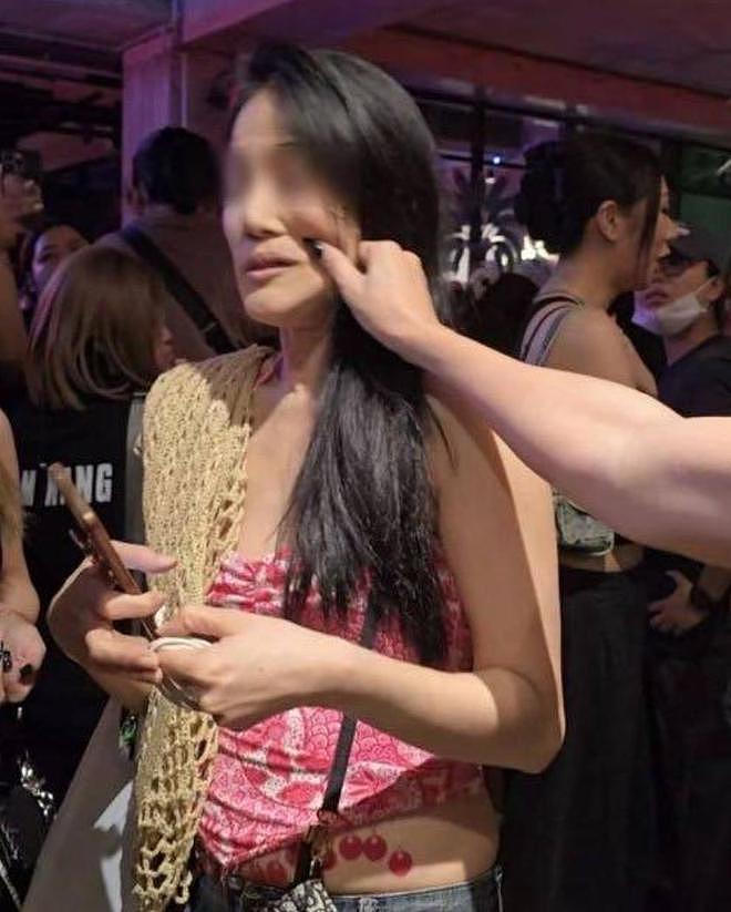 王嘉尔泰国活动被女子捏脸,女子自曝是王嘉尔女友,已恋爱3年(组图) - 4
