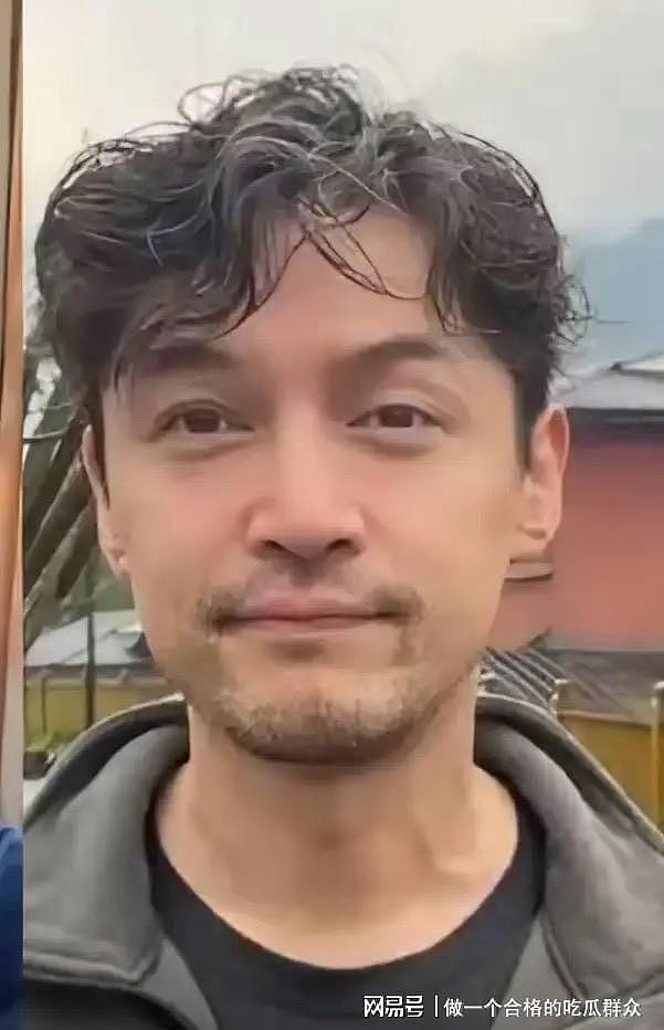 胡歌上海买房被偶遇，头顶秃了一大片，妻子黄曦宁陪同，长相普通（组图） - 7