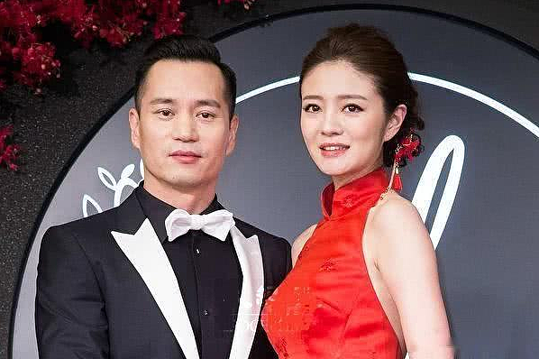 44岁安以轩素颜照片曝光，生图老到不敢认，独自带娃的她很憔悴（组图） - 1