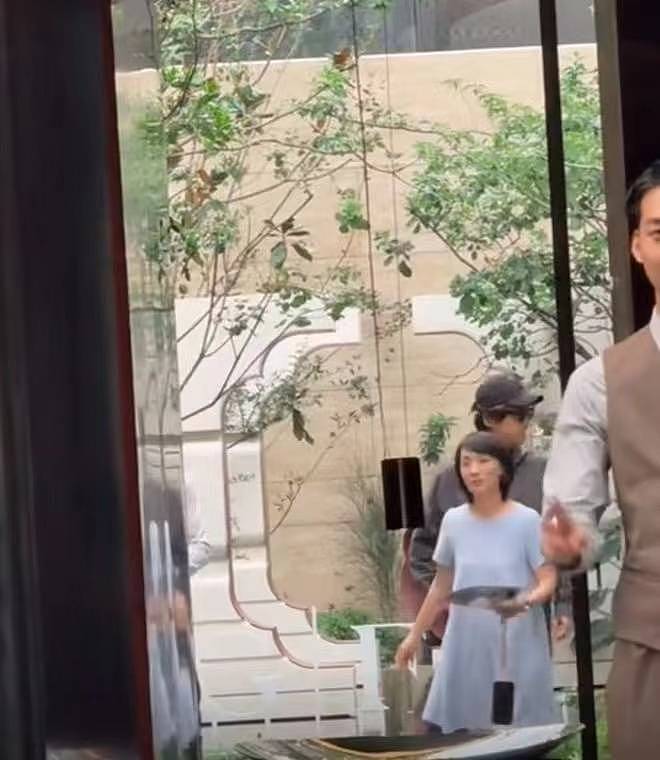 胡歌和老婆看房被偶遇，黄曦宁疑怀第三胎（组图） - 1