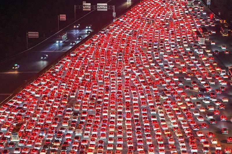 中国最大收费站迎十一返程客，24车道被挤成“星河”（组图） - 4