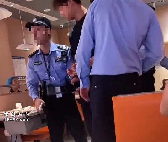 小伙与女友吃饭被警方铐走，警方回应：抓错了（组图） - 2