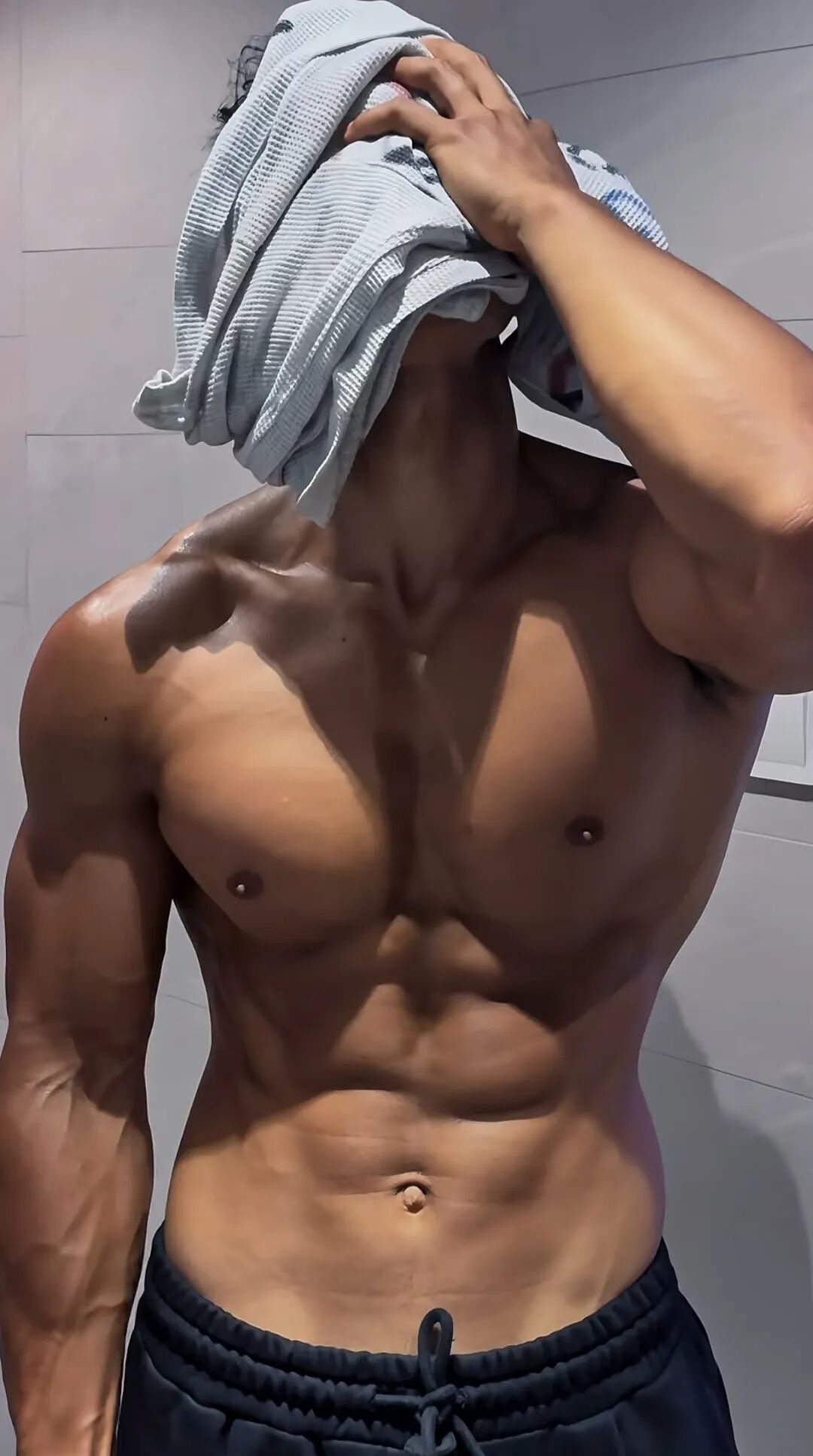 【帅哥】山东185黑皮反差肌肉猛男，可狼可奶，壮硕肌肉性感十足（组图） - 1