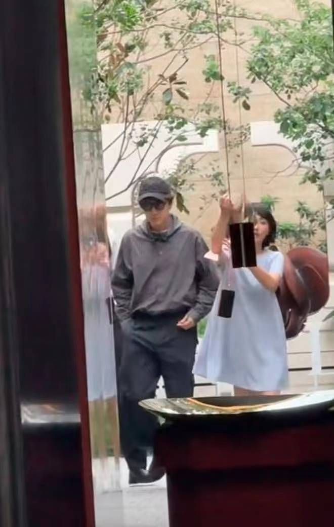 胡歌和老婆看房被偶遇，黄曦宁疑怀第三胎（组图） - 2
